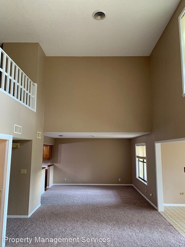 Building Photo - 3 br, 2.5 bath House - 408 Summit Circle