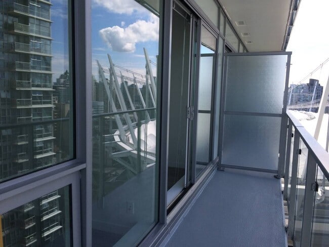 Building Photo - Centre West - 1421