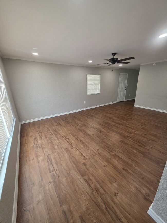 Building Photo - 3 bed 1 bath remodeled home, move in ready!