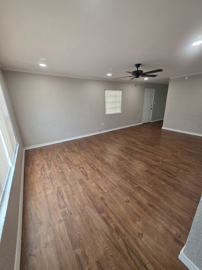 Foto del edificio - 3 bed 1 bath remodeled home, move in ready!