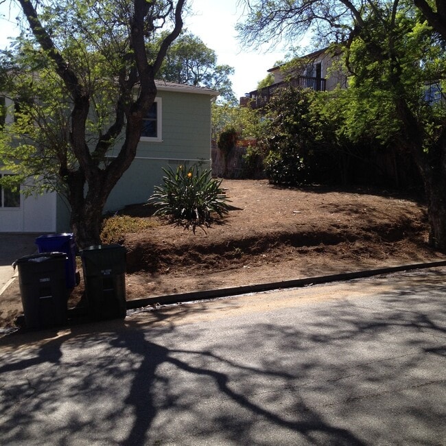 Building Photo - Beautiful 2bd/1ba Upstairs Duplex with a H...