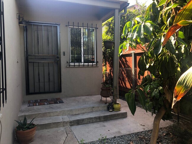 Foto del edificio - Charming 2 BD, 1 BA Home w/ Spacious Backy...
