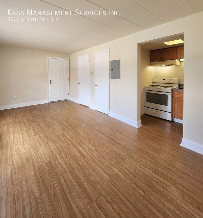 Foto del edificio - 5741 W 35th St