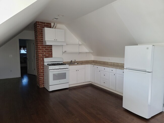 Kitchen - 953 Longbrook Ave
