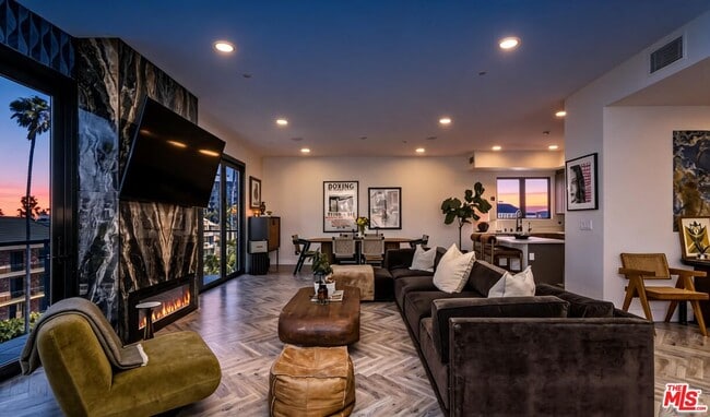 Building Photo - 137 N Doheny Dr