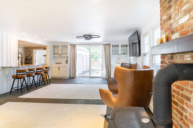 Foto del edificio - 78 Claypit Hill Rd