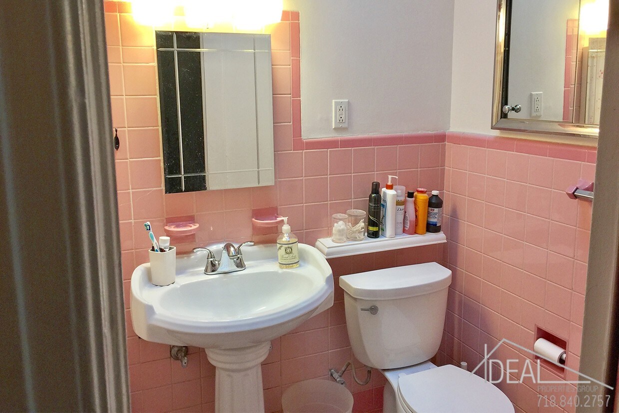 Building Photo - 221 E 3rd St