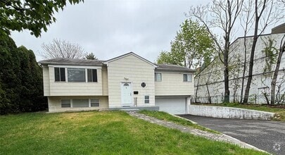 Building Photo - 5 Elm St