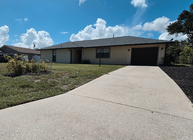Building Photo - 1084 Aaron Dr