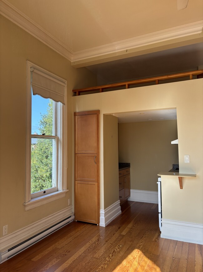 Building Photo - 146 Clarence St