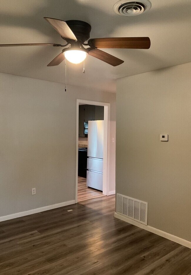 Foto del edificio - NEW IN MANAGEMENT - AVAILABLE NOW!