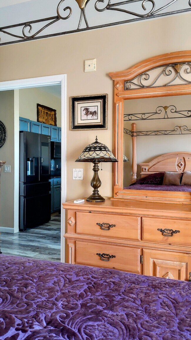 Pisos y muebles nuevos - 15475 Andrews Dr