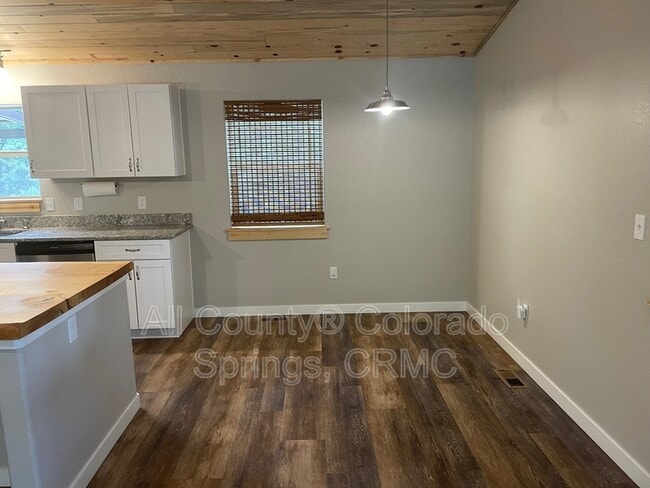 Building Photo - 291 Meadows Ln