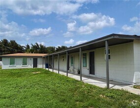 Building Photo - 820 Redwood Ave