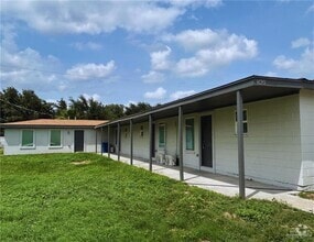 Building Photo - 820 Redwood Ave
