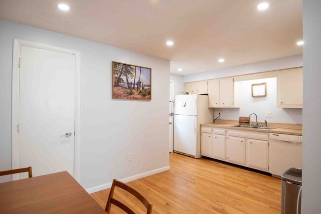 Foto del edificio - 2 Bedroom Condo Available August 1st