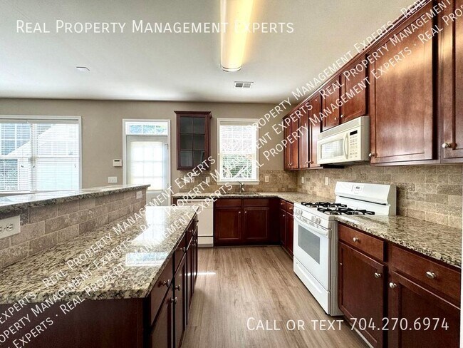 Building Photo - Charming 3BR/2.5BA Home in Cornelius!
