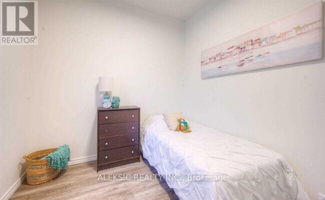 Building Photo - 271 Brock St