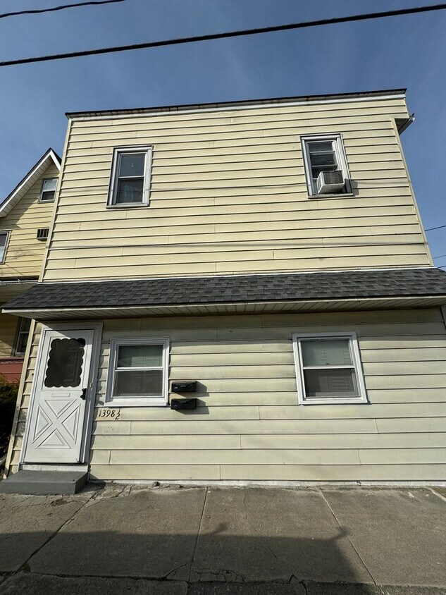 Primary Photo - 1398-1/2 Newport Ave