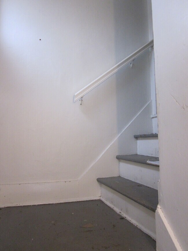 Staircase Landing - 92 Spalding St