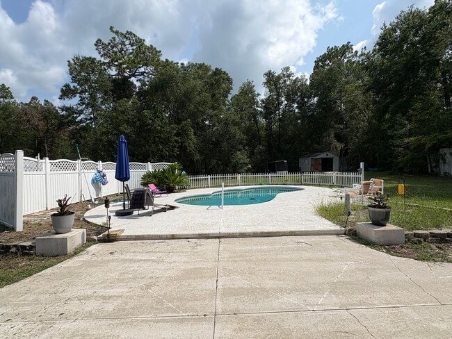 Building Photo - Large studio apartment with use of pool!