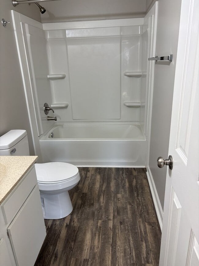 Building Photo - Ready To View!!! Great Location!!!!  Just minutes from the airport!