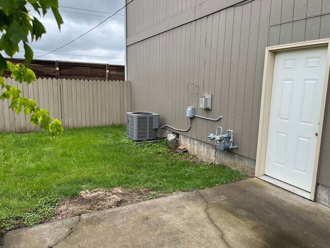 Foto del edificio - 3 bedroom,2.5 bath home, new carpet/floori...