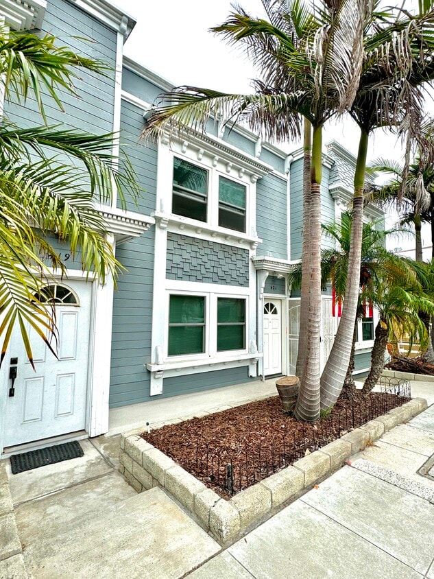 Primary Photo - 421 Manhattan Ave