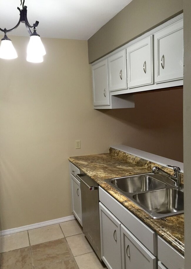 Building Photo - Darling Gathering Place Brookside Townhous...