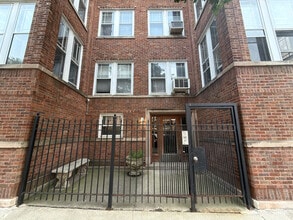 Building Photo - 7662 N Sheridan Rd