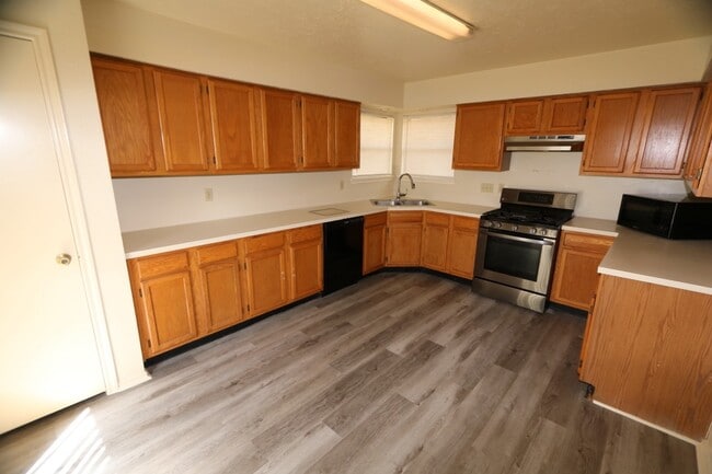 Building Photo - 10031 Red Wolf Ln