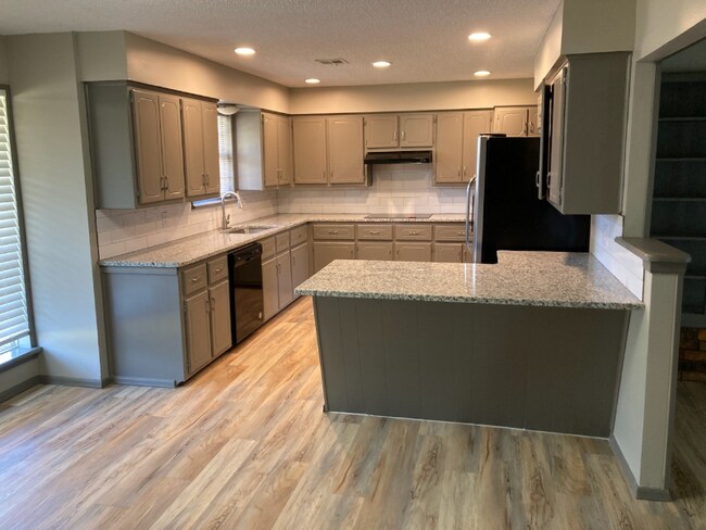 Foto del edificio - 1323 E Willham Dr