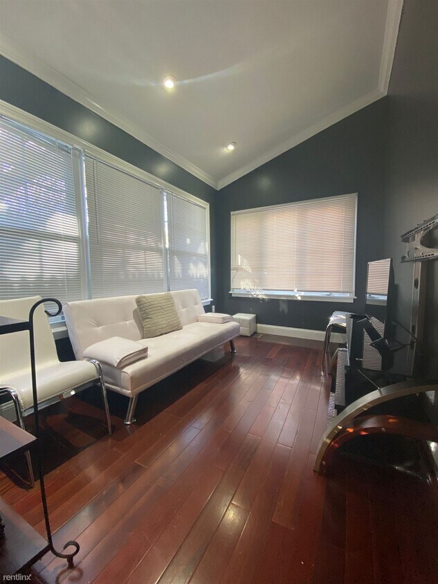 Foto principal - 6 br, 3.5 bath House - 561 Central Ave
