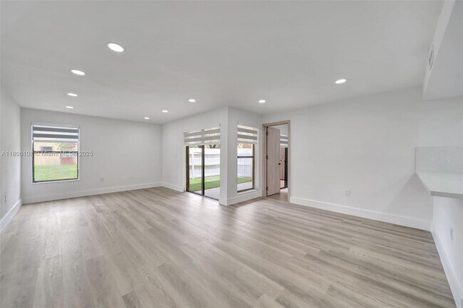 Foto del edificio - 10805 NW 7th St