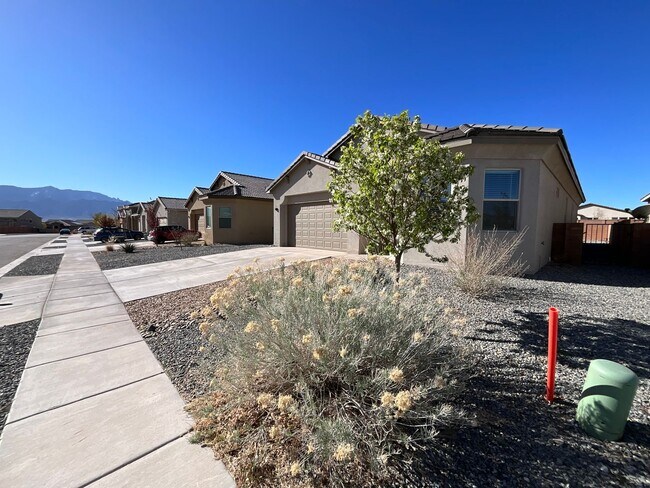Building Photo - 3 Bedroom Single Story Home Available Near...