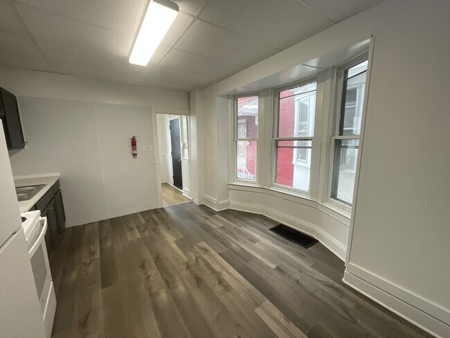 Building Photo - 829 W Poplar St