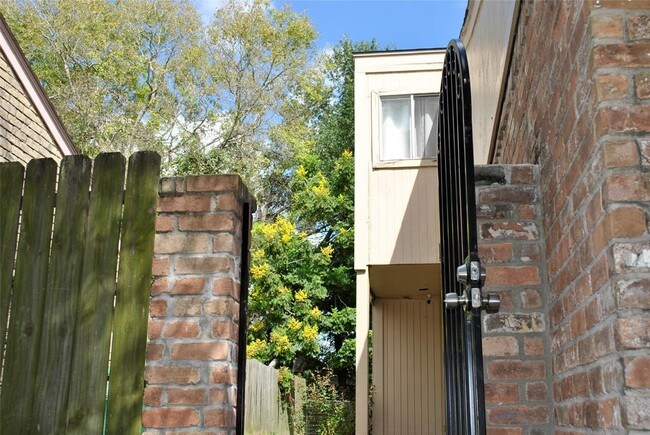 Foto del edificio - 6314 Coachwood Dr