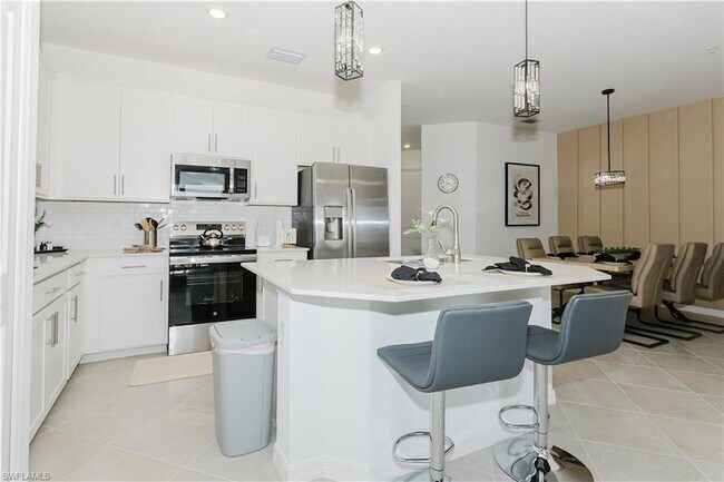 Foto del edificio - 15275 Green Acre Avenue Unit 338