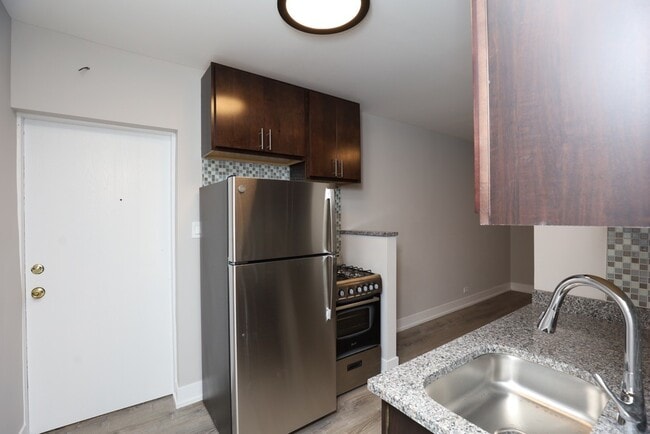 Building Photo - 814 W Cornelia Ave