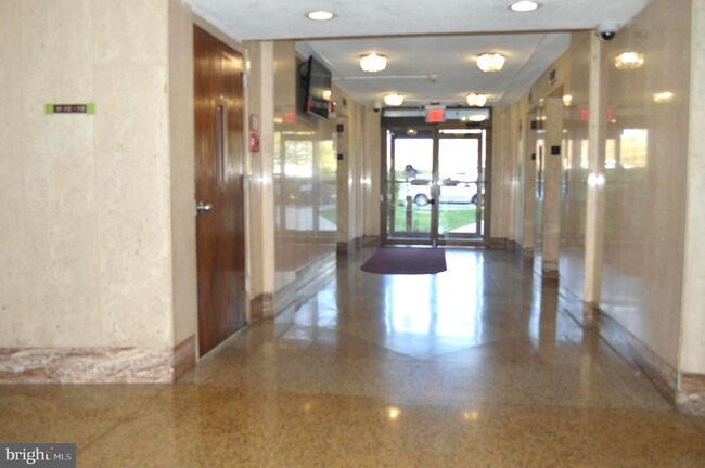 Building Photo - 1121 University Blvd W