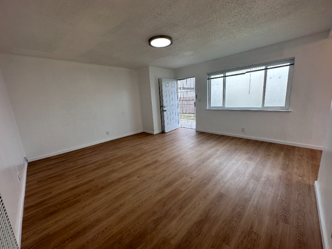 Foto del edificio - 1651 Merrill Dr