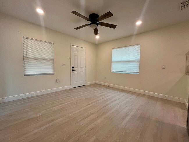 Building Photo - Updated 3/2 in St.Pete