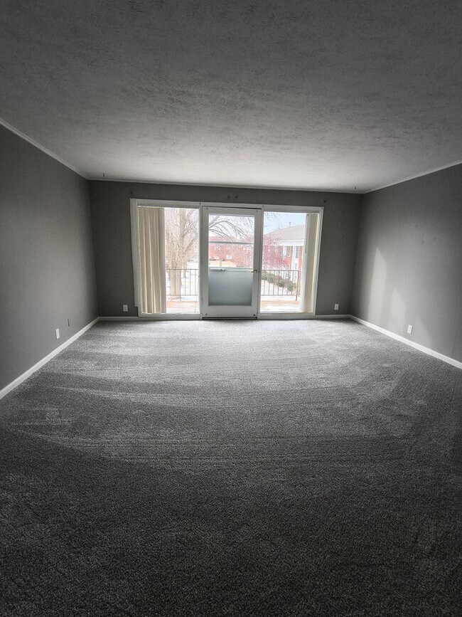 Foto del edificio - HUGE 2 Bedroom and Bathroom Apartment in East CB!