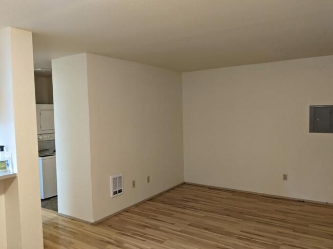 Building Photo - 2 bedroom in Seattle WA 98103