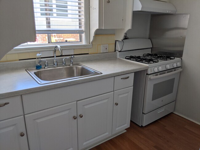 Foto del edificio - 5238 Wilkinson Ave