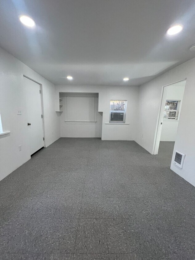 Foto principal - Newly Renovated 2 Bedroom, 1 Bathroom Home