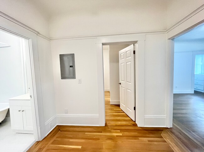 Building Photo - 903 Pine St San Francisco, CA 94108