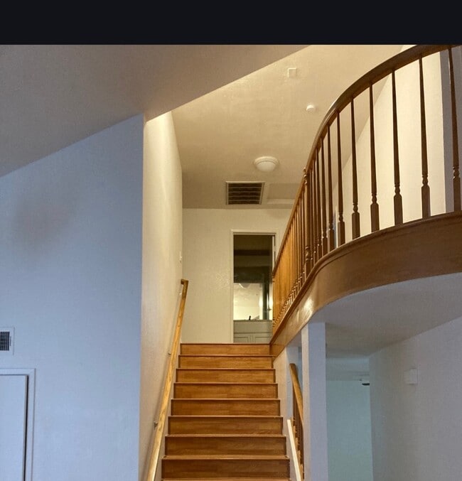 Escaleras a los dormitorios del segundo piso - 6744 N Warren Ave