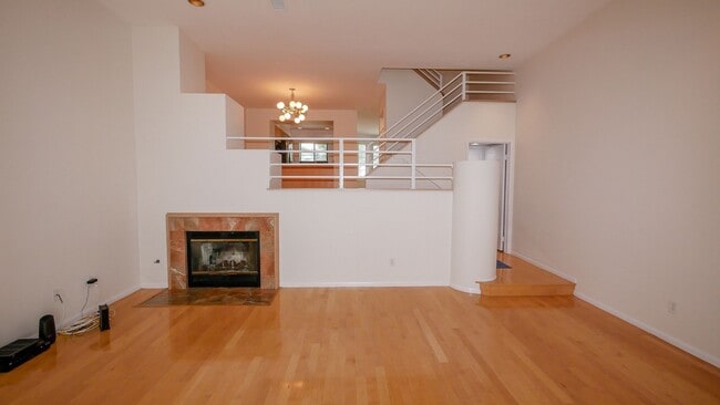 Foto del edificio - Modern University City Townhome w/ Granite Counters, Stainless Appliances & Prime Central San Die...