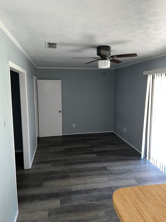 Building Photo - Remodeled 4 bed/2 bath with large bonus ro...